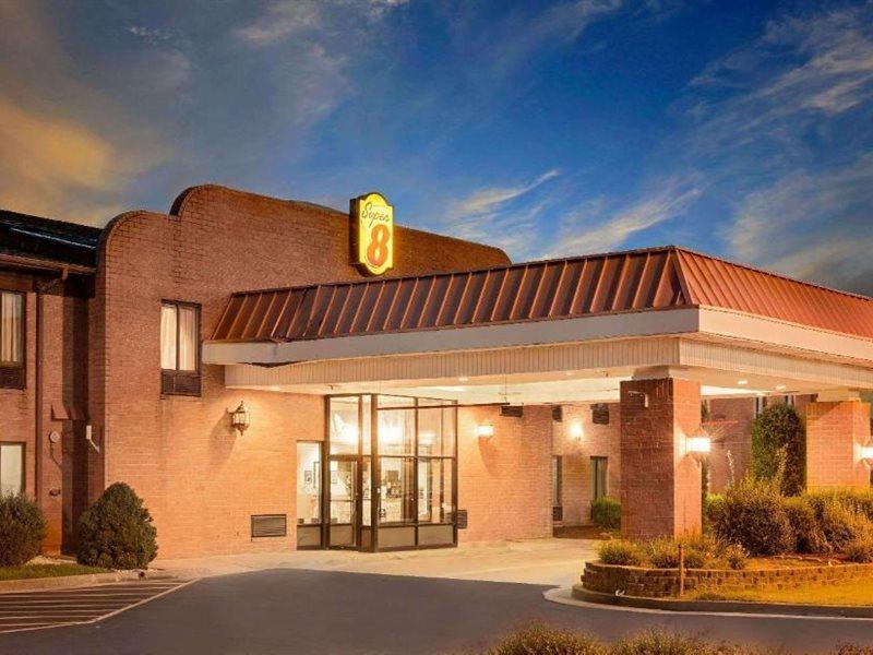Super 8 By Wyndham Metropolis Motel Екстериор снимка